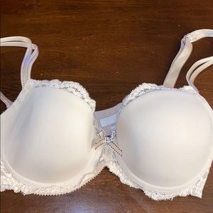 Chantelle line Demi with lace detail